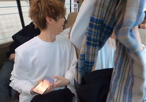 现实吃瓜视频情侣,吃瓜视频里的甜蜜情侣日常