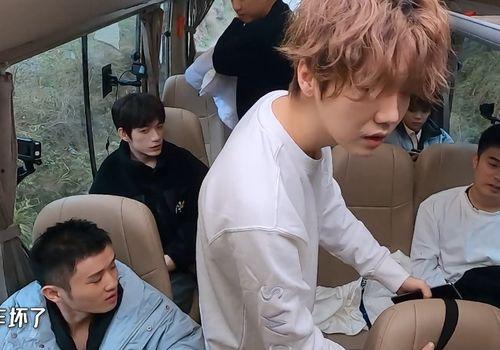 现实吃瓜视频情侣,吃瓜视频里的甜蜜情侣日常