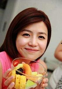 女生在吃哈密瓜的视频,少女品尝哈密瓜的甜美时光