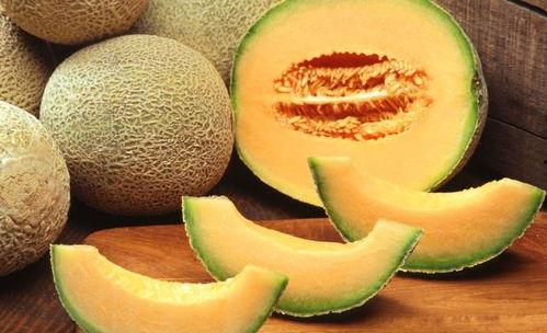 女生在吃哈密瓜的视频,少女品尝哈密瓜的甜美时光