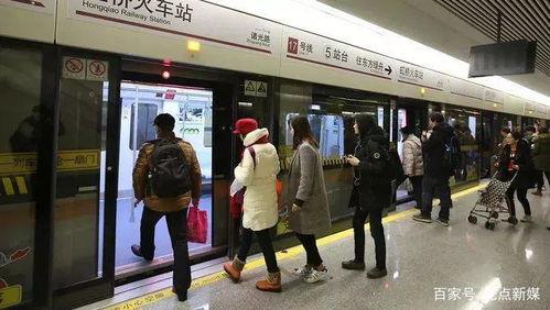 北京地铁群众吃瓜视频,现场视频引发热议