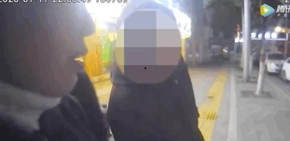 吃瓜群众被抓视频,视频揭秘网络围观背后的真相