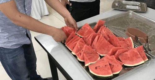 服务员吃瓜视频,揭秘餐厅幕后趣事