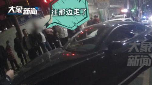 男子遇撞车吃瓜视频,路人围观吃瓜，现场视频引发热议