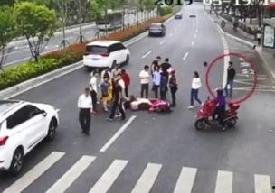 路口车祸男子吃瓜视频,这瓜吃得太有哲理了！