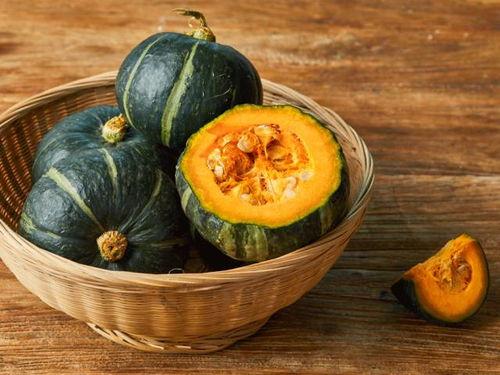 吃白水煮小瓜视频,简单美味夏日家常菜