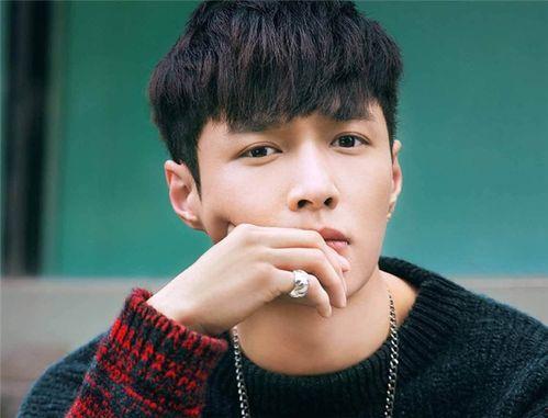 张艺兴和任嘉伦吃瓜视频,娱乐圈幕后趣事曝光