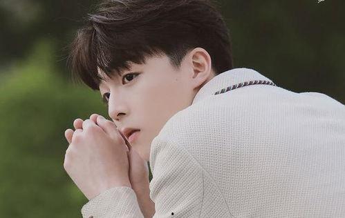 张艺兴和任嘉伦吃瓜视频,娱乐圈幕后趣事曝光